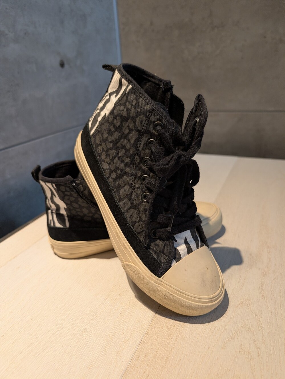 Zara High-Top Kids/Youth Sneakers in Black with Animal Print Sz 6